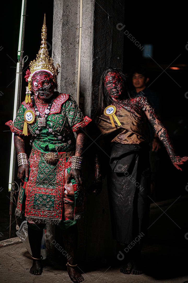 Concurso de fantasias de halloween de maquiagem de rosto com sangue, usando vestido típico tailandês.