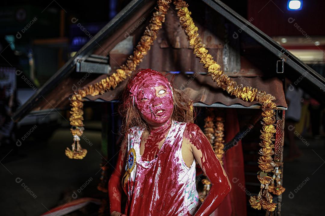 Concurso de fantasias de halloween de maquiagem de rosto com sangue, usando vestido típico tailandês.