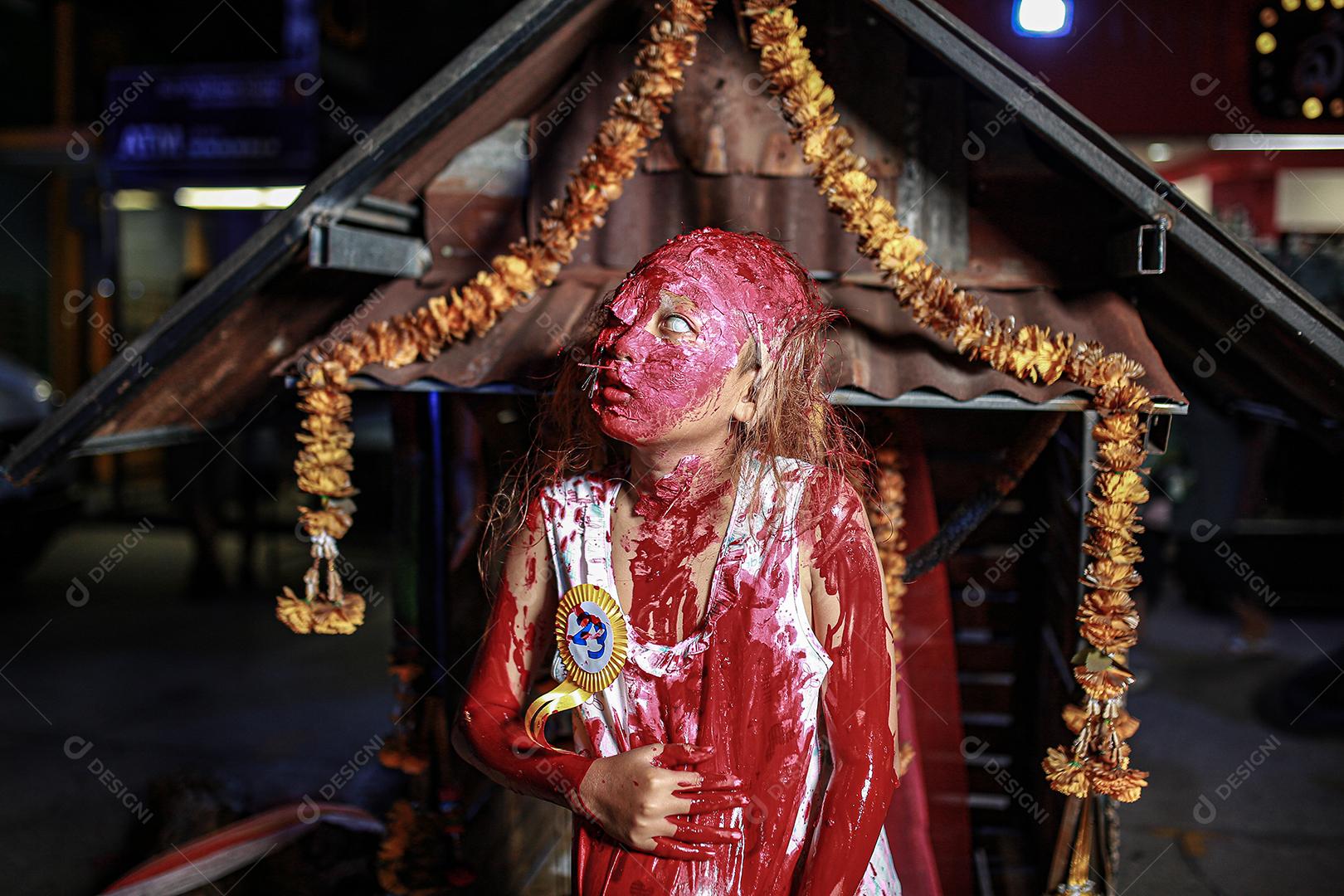 Concurso de fantasias de halloween de maquiagem de rosto com sangue, usando vestido típico tailandês.