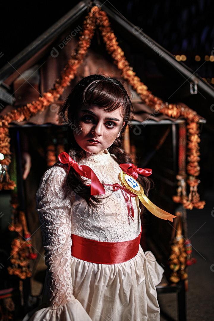 Concurso de fantasias de halloween de maquiagem de rosto com sangue, usando vestido típico tailandês.