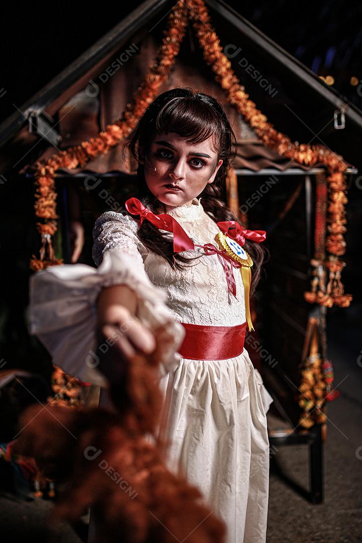 Concurso de fantasias de halloween de maquiagem de rosto com sangue, usando vestido típico tailandês.