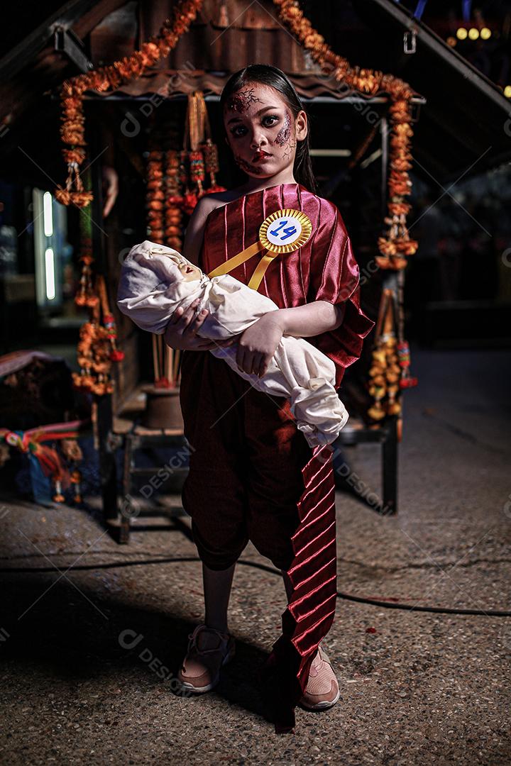 Concurso de fantasias de halloween de maquiagem de rosto com sangue, usando vestido típico tailandês.