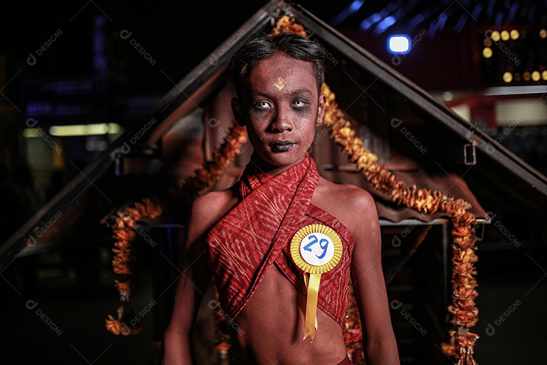 Concurso de fantasias de halloween de maquiagem de rosto com sangue, usando vestido típico tailandês.