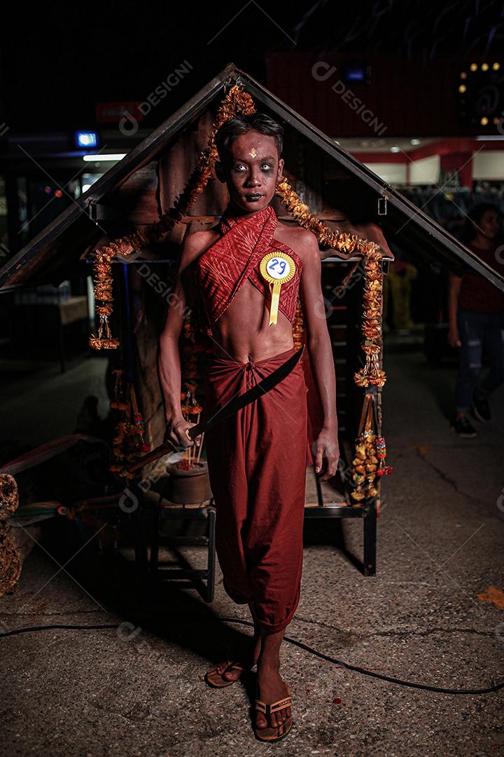 Concurso de fantasias de halloween de maquiagem de rosto com sangue, usando vestido típico tailandês.