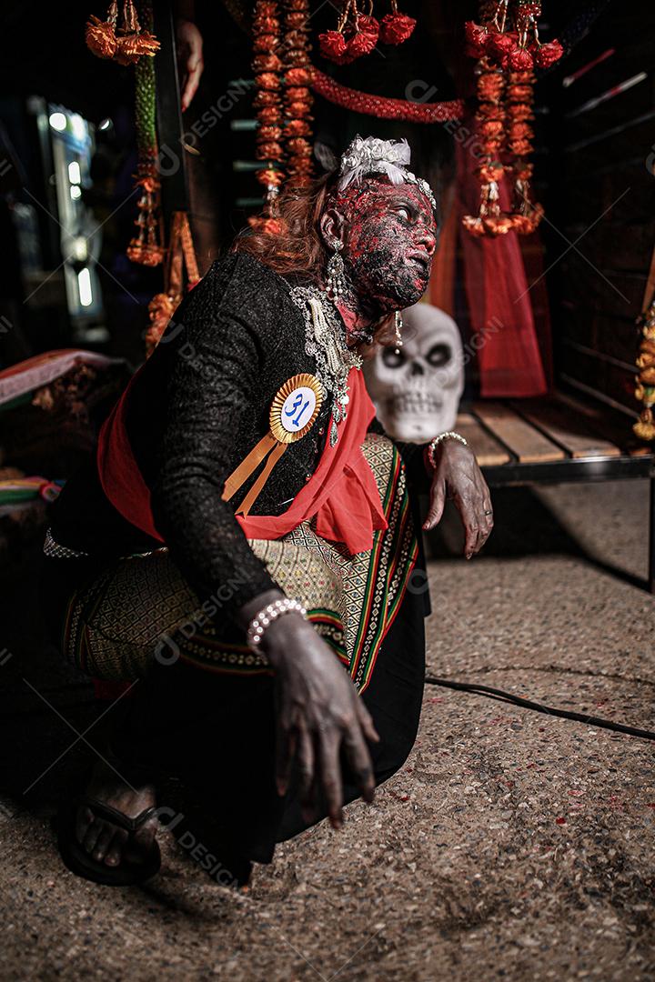 Concurso de fantasias de halloween de maquiagem de rosto com sangue, usando vestido típico tailandês.