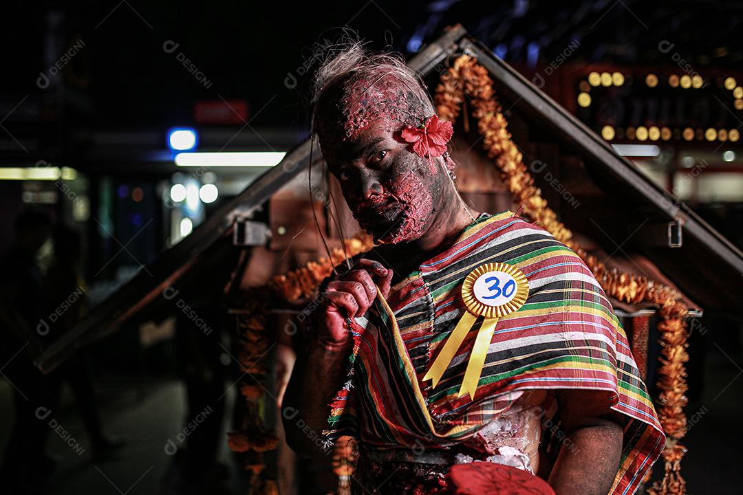 Concurso de fantasias de halloween de maquiagem de rosto com sangue, usando vestido típico tailandês.