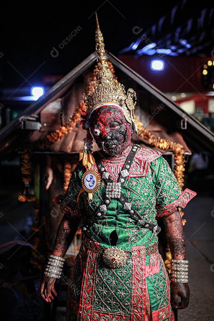 Concurso de fantasias de halloween de maquiagem de rosto com sangue, usando vestido típico tailandês.