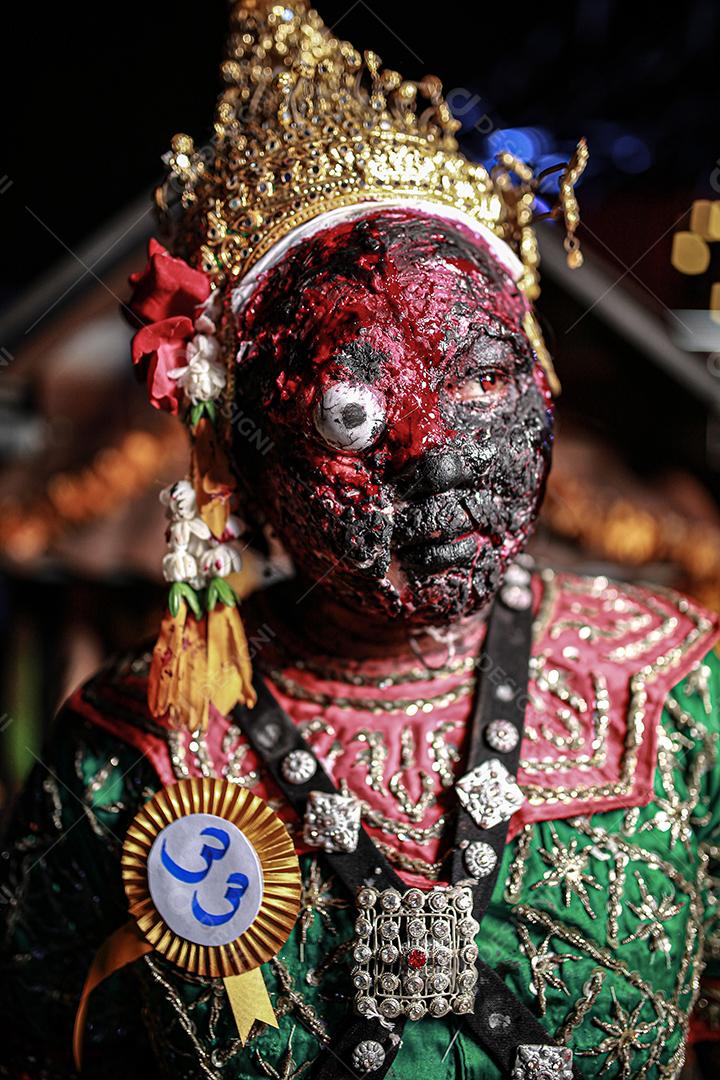 Concurso de fantasias de halloween de maquiagem de rosto com sangue, usando vestido típico tailandês.