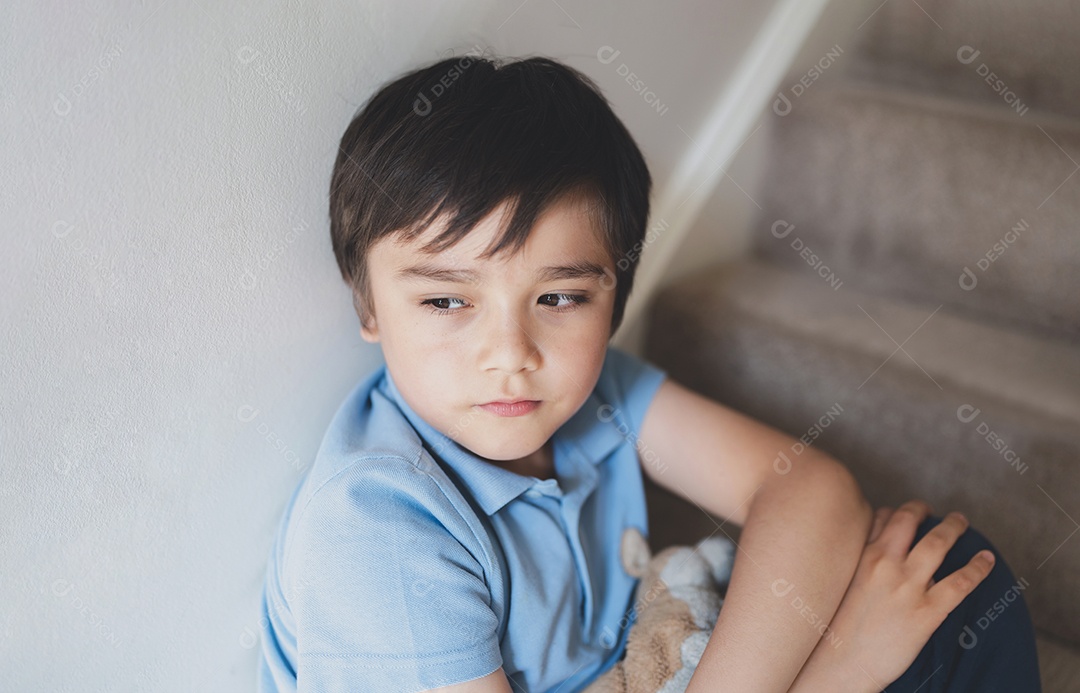 Criança do retrato olhando profundamente no pensamento