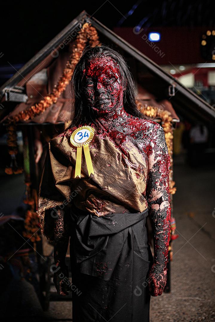 Concurso de fantasias de halloween de maquiagem de rosto com sangue, usando vestido típico tailandês.