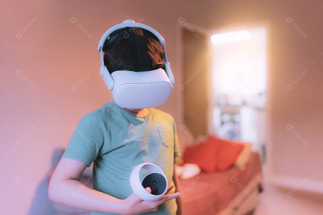 O retrato cinematográfico da noite surpreendeu o jovem usando óculos de realidade virtual.