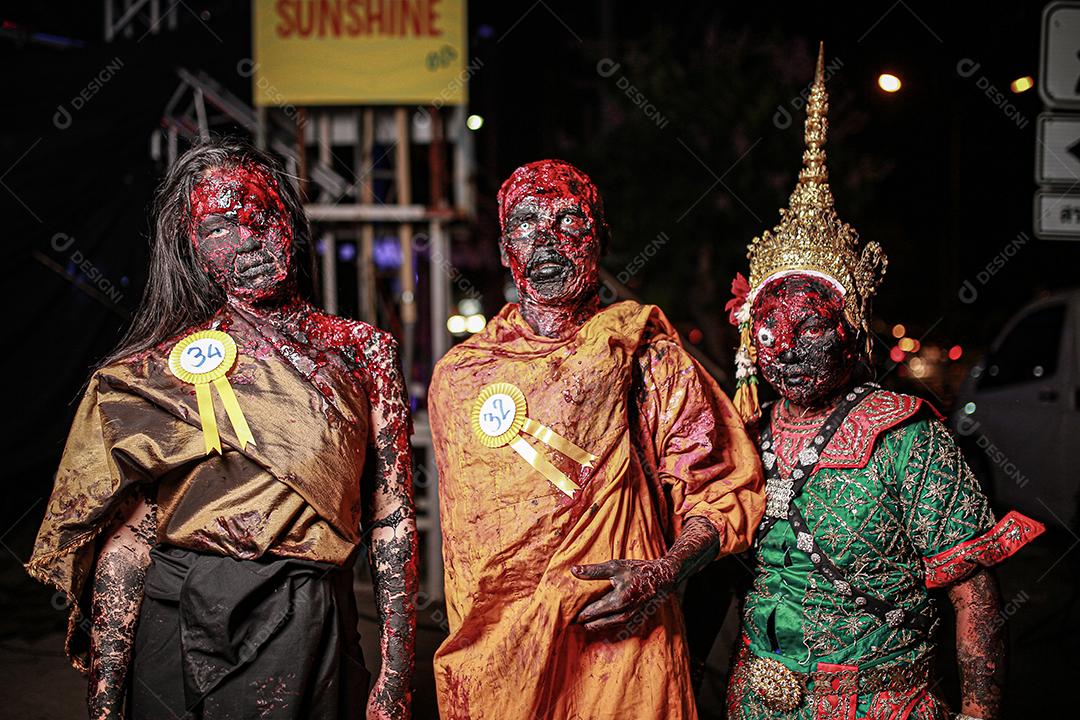 Concurso de fantasias de halloween de maquiagem de rosto com sangue, usando vestido típico tailandês.