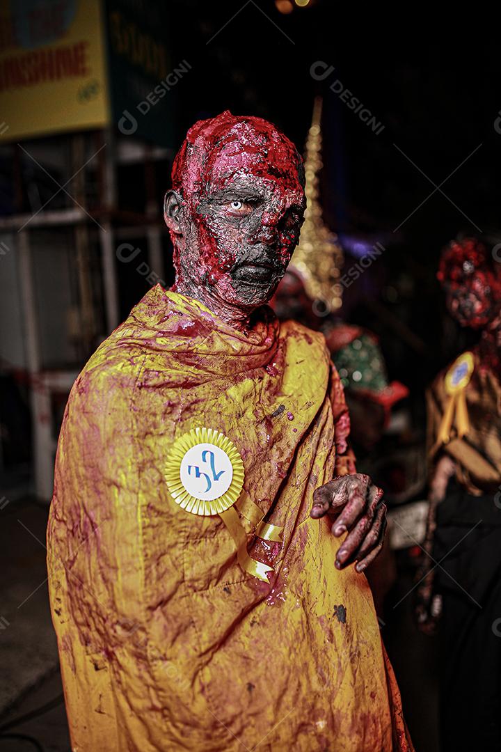 Concurso de fantasias de halloween de maquiagem de rosto com sangue, usando vestido típico tailandês.