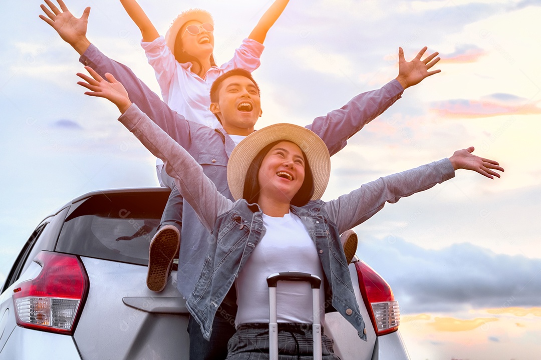 Amigos asiáticos felizes espalharam os braços amplamente e respiraram ar fresco.