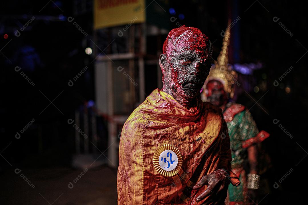 Concurso de fantasias de halloween de maquiagem de rosto com sangue, usando vestido típico tailandês.