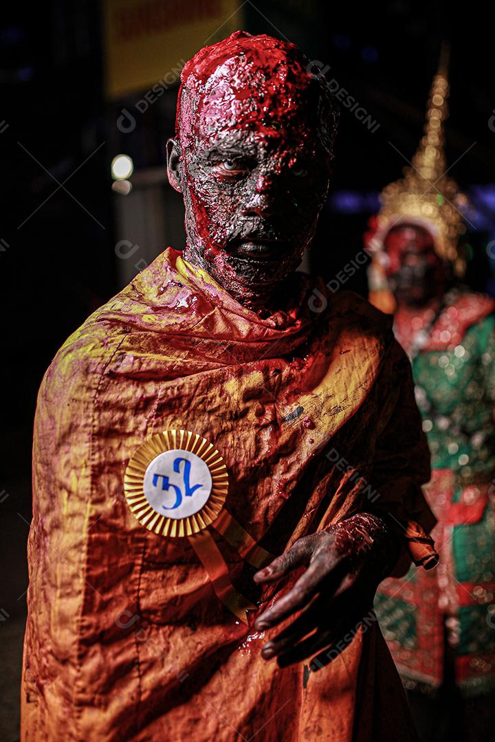 Concurso de fantasias de halloween de maquiagem de rosto com sangue, usando vestido típico tailandês.