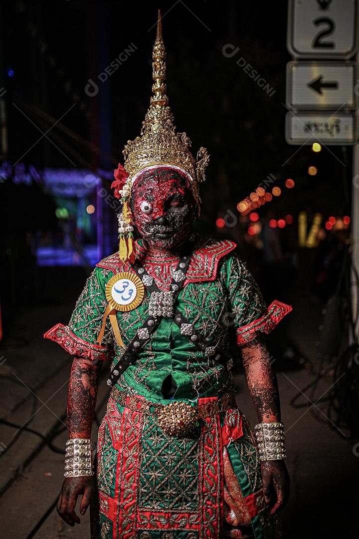Concurso de fantasias de halloween de maquiagem de rosto com sangue, usando vestido típico tailandês.
