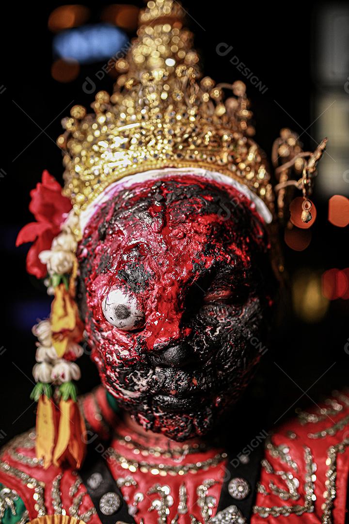Concurso de fantasias de halloween de maquiagem de rosto com sangue, usando vestido típico tailandês.