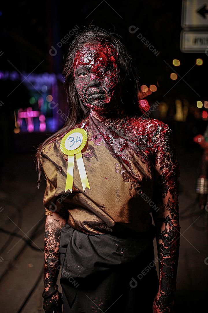 Concurso de fantasias de halloween de maquiagem de rosto com sangue, usando vestido típico tailandês.