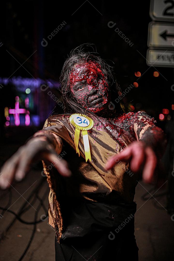 Concurso de fantasias de halloween de maquiagem de rosto com sangue, usando vestido típico tailandês.