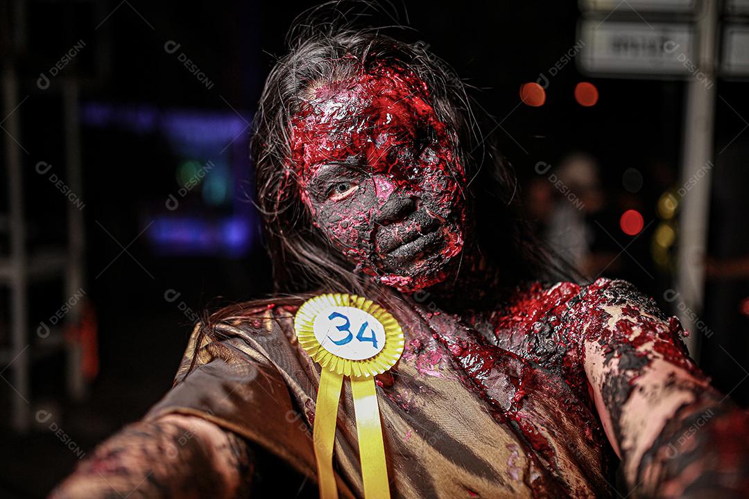 Concurso de fantasias de halloween de maquiagem de rosto com sangue, usando vestido típico tailandês.