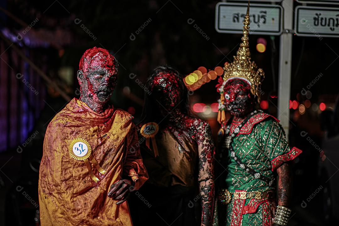 Concurso de fantasias de halloween de maquiagem de rosto com sangue, usando vestido típico tailandês.