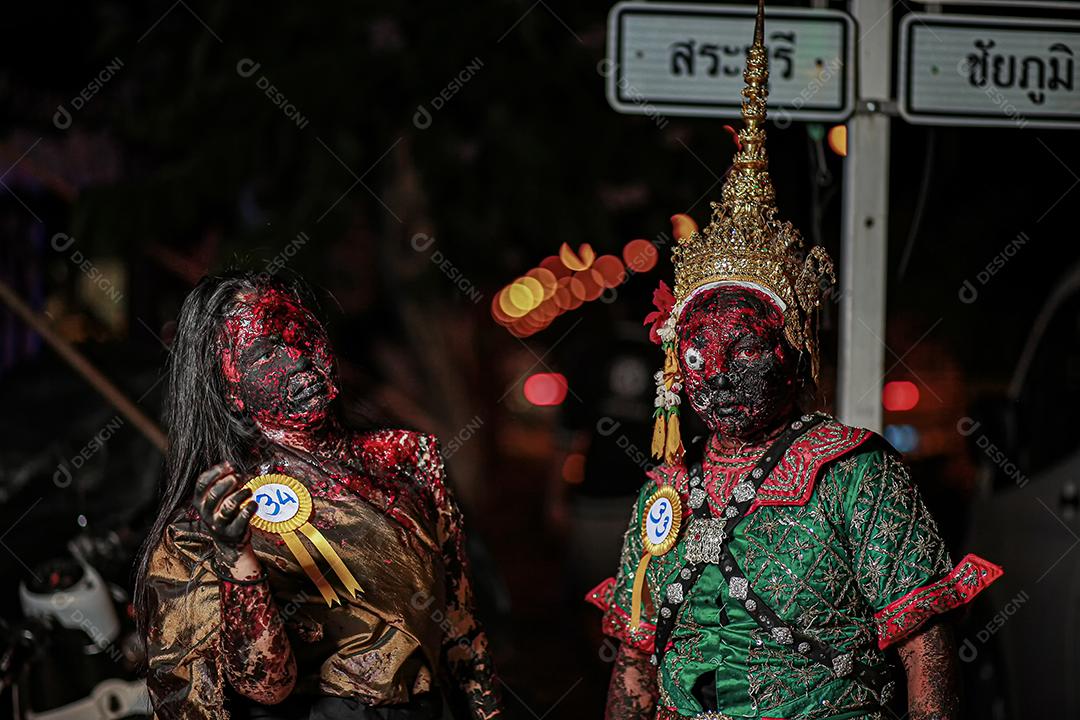 Concurso de fantasias de halloween de maquiagem de rosto com sangue, usando vestido típico tailandês.