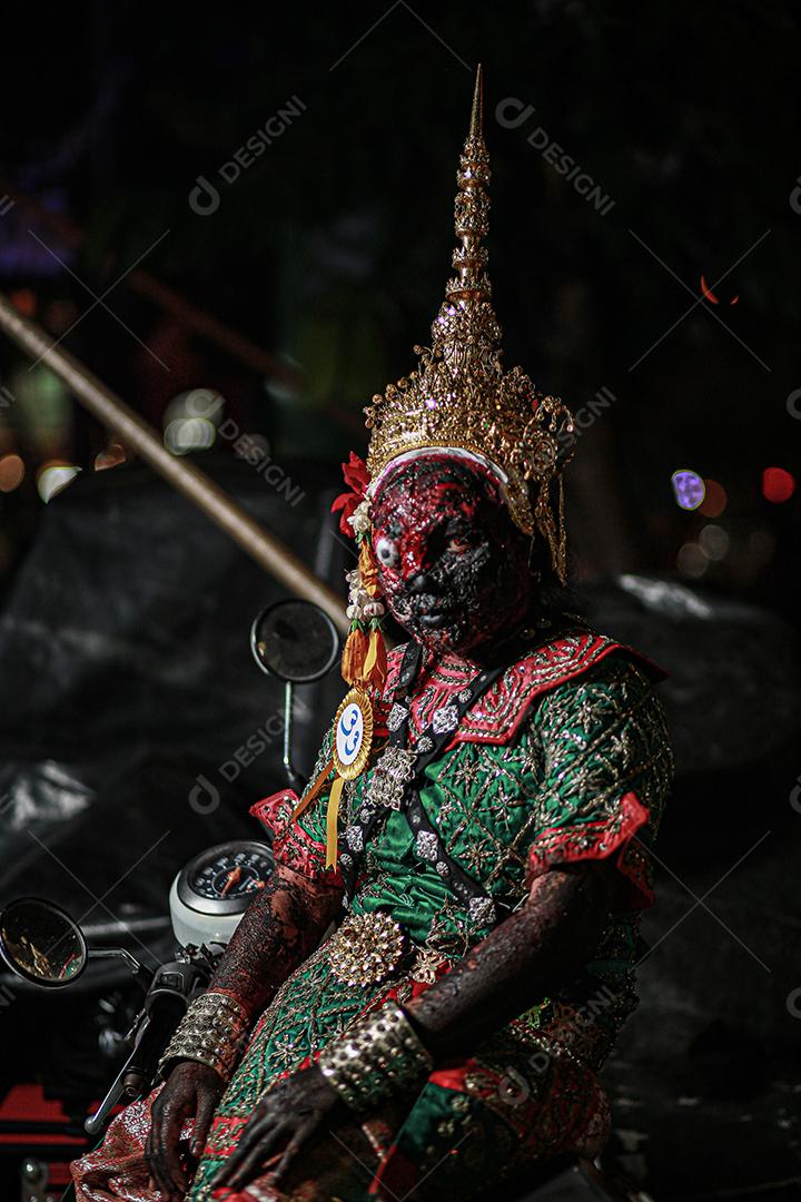 Concurso de fantasias de halloween de maquiagem de rosto com sangue, usando vestido típico tailandês.