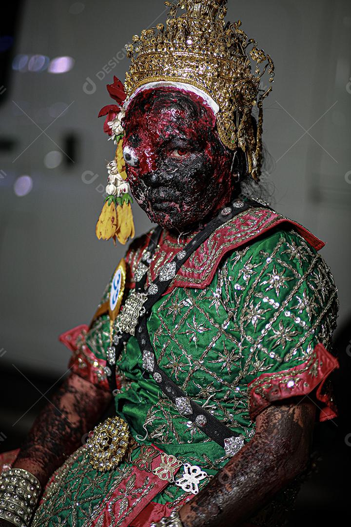 Concurso de fantasias de halloween de maquiagem de rosto com sangue, usando vestido típico tailandês.