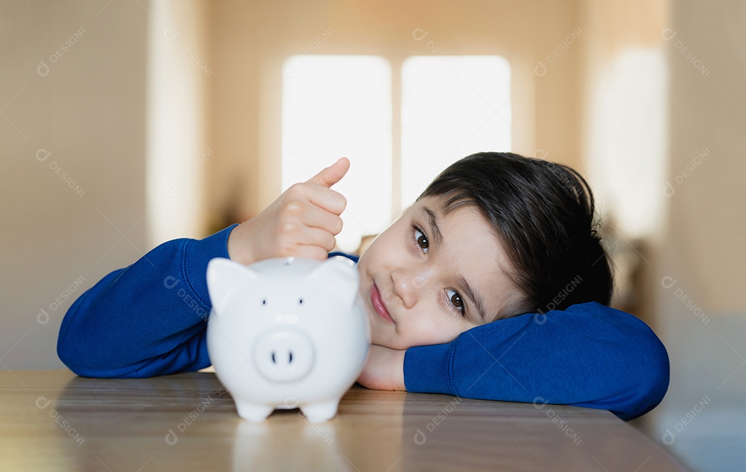 Menino de escola feliz colocando polegares para cima no cofrinho