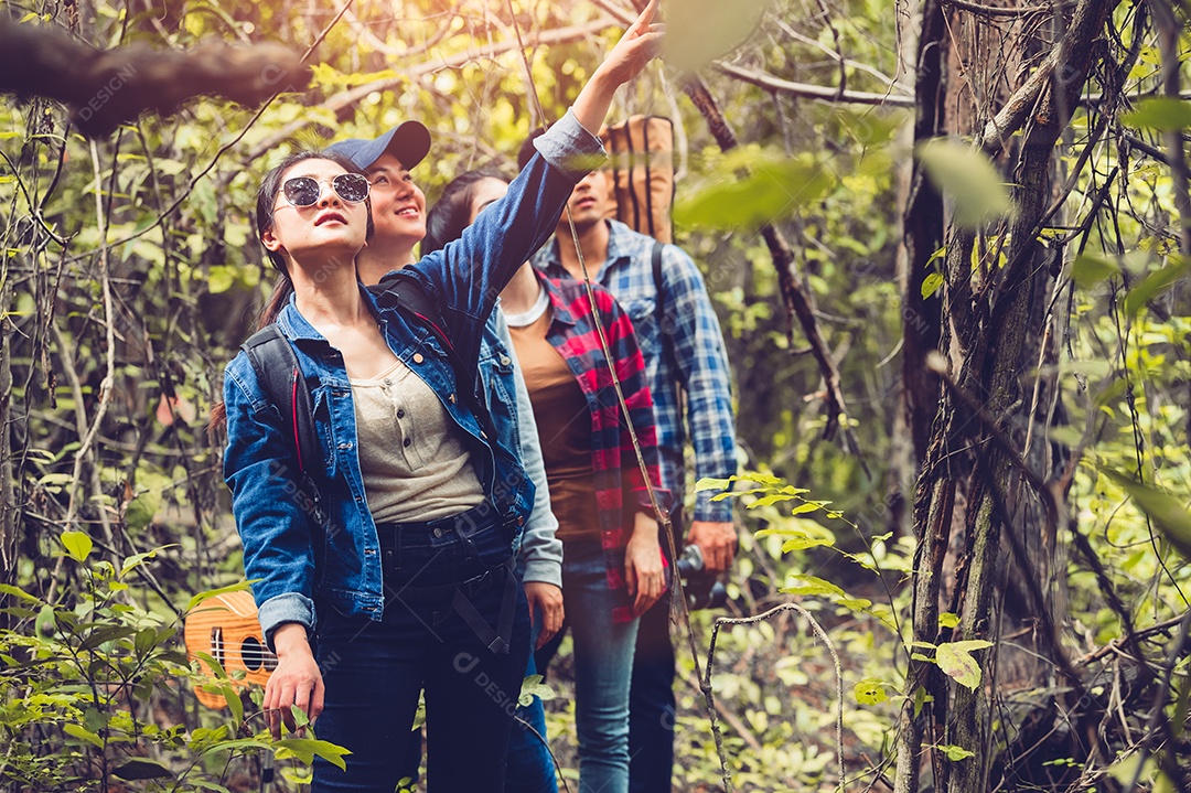 Grupo de aventura de amizade asiática no fundo da vista da selva da floresta.