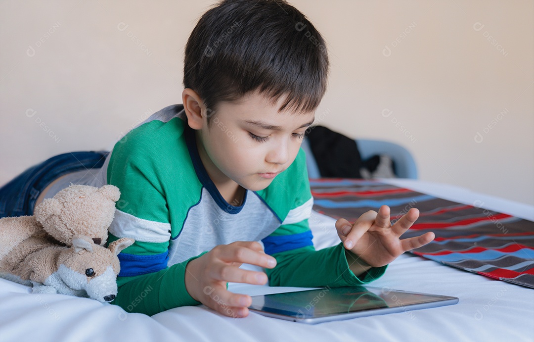 Retrato cinematográfico Criança jogando jogos online na internet com amigos no quarto