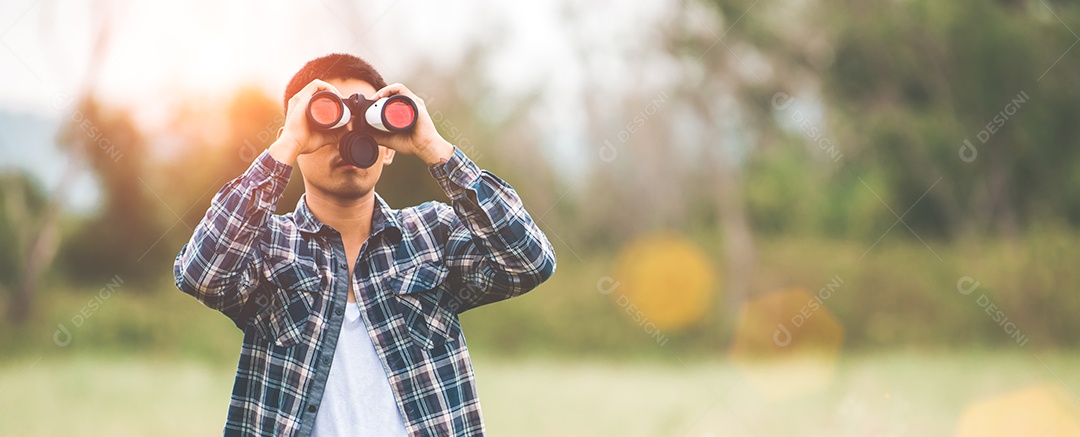 Homem com binóculos telescópio na floresta procurando destino como pessoas perdidas ou futuro previsível.