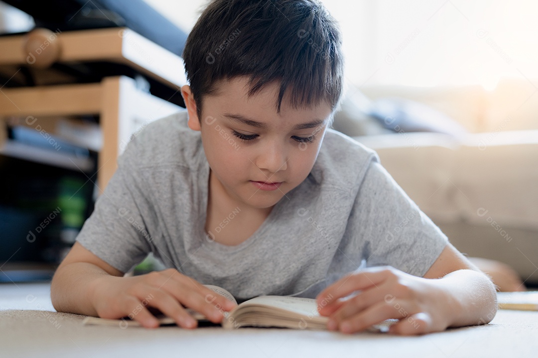 Retrato Criança da escola lendo um livro para lição de casa