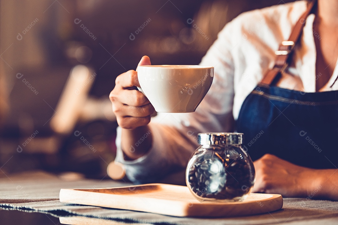 Aproximação da mão de barista feminina profissional.