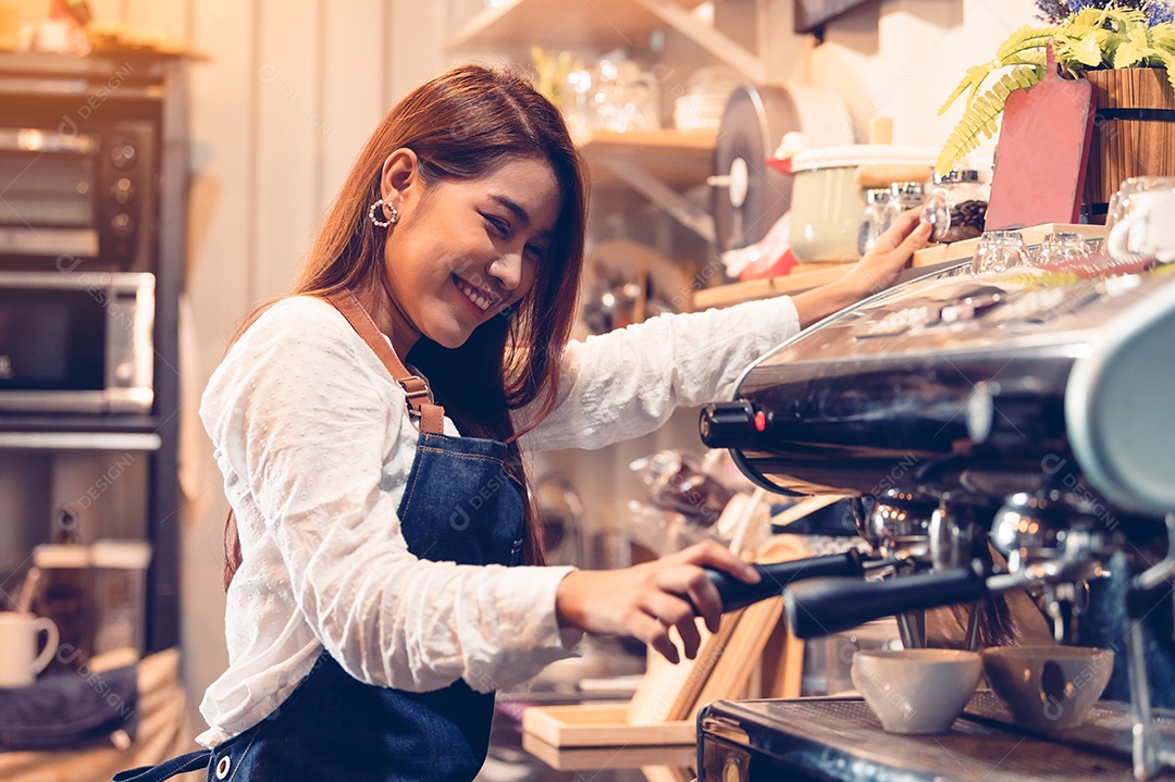 Mão profissional de barista feminina fazendo café.