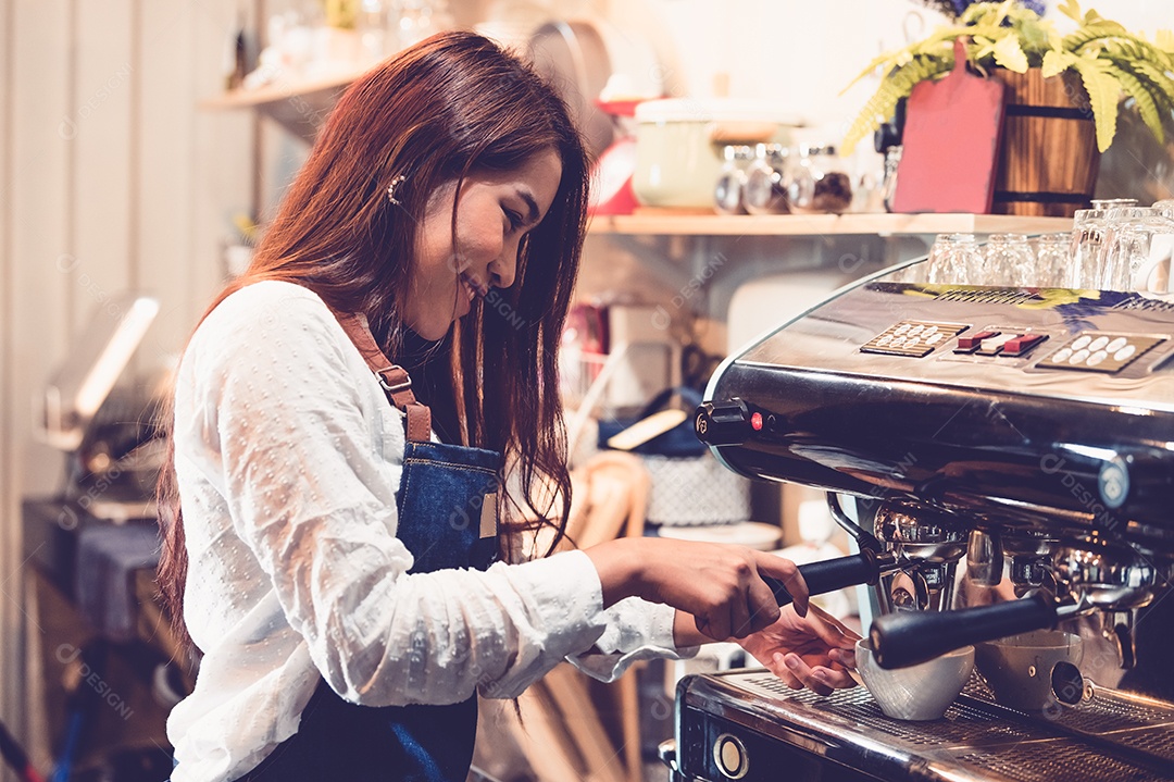 Mão profissional de barista feminina fazendo café.