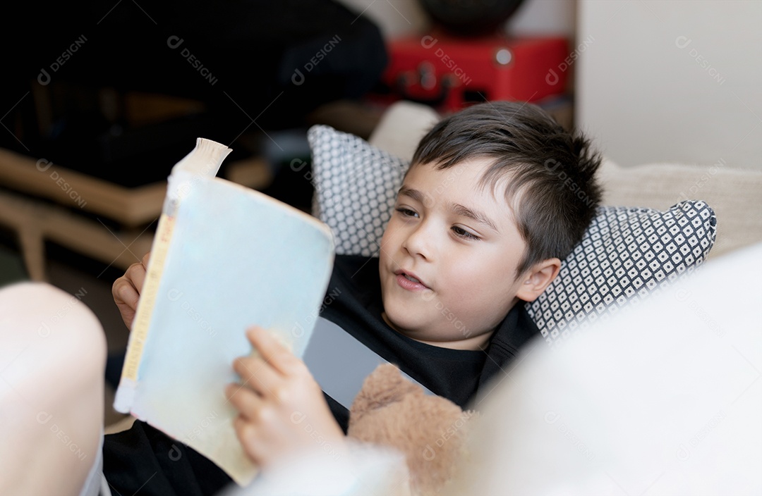 Criança da escola lendo um livro para lição de casa
