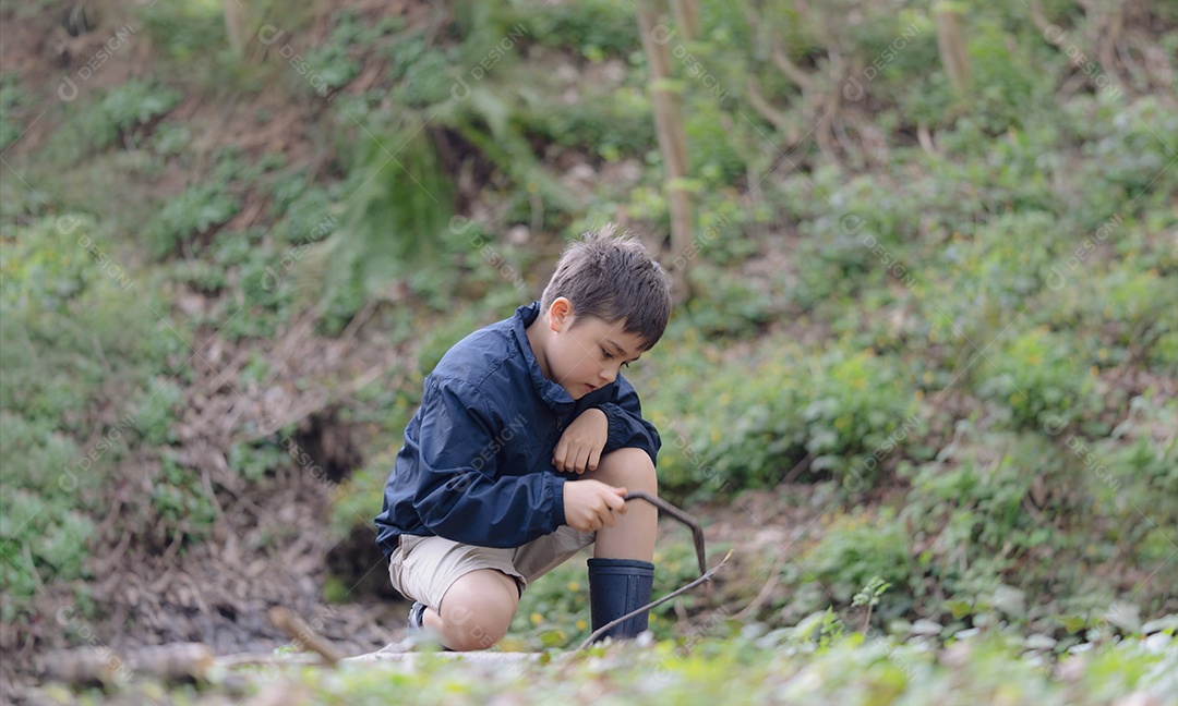 Menino feliz brincando ao ar livre no jardim