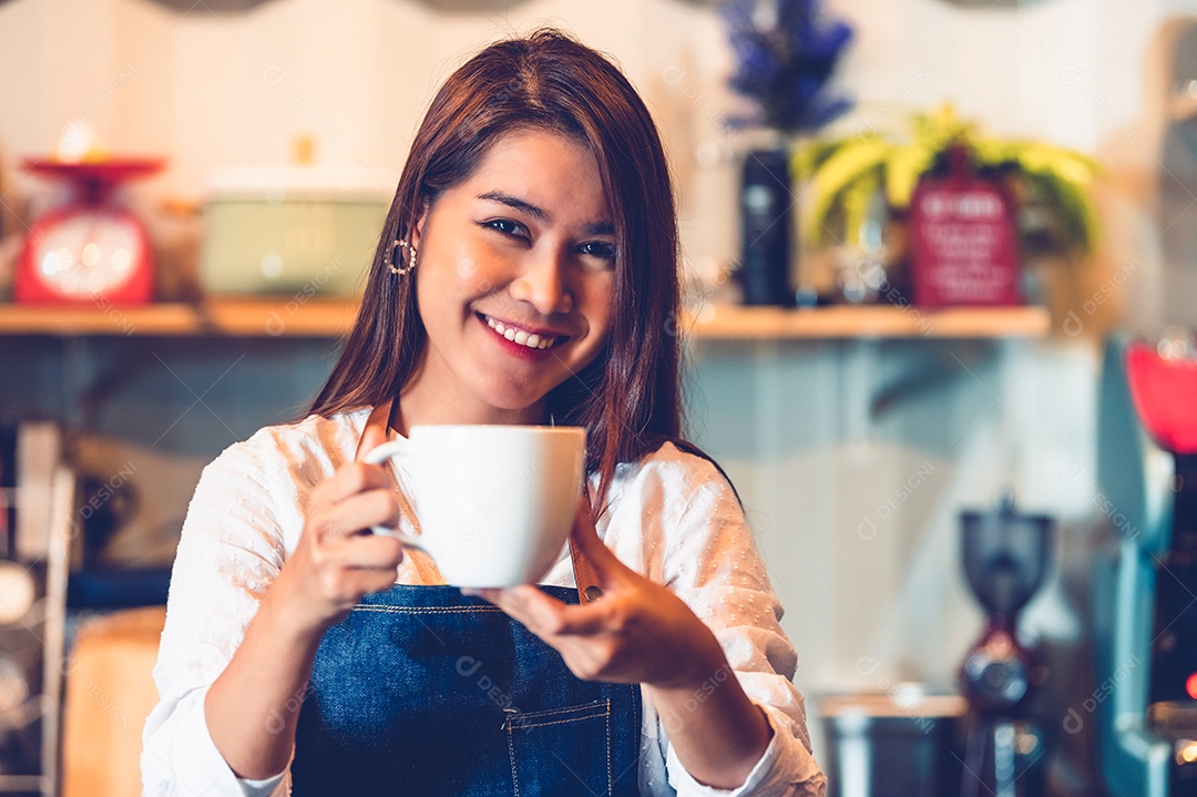 Barista feminina asiática fazendo café.