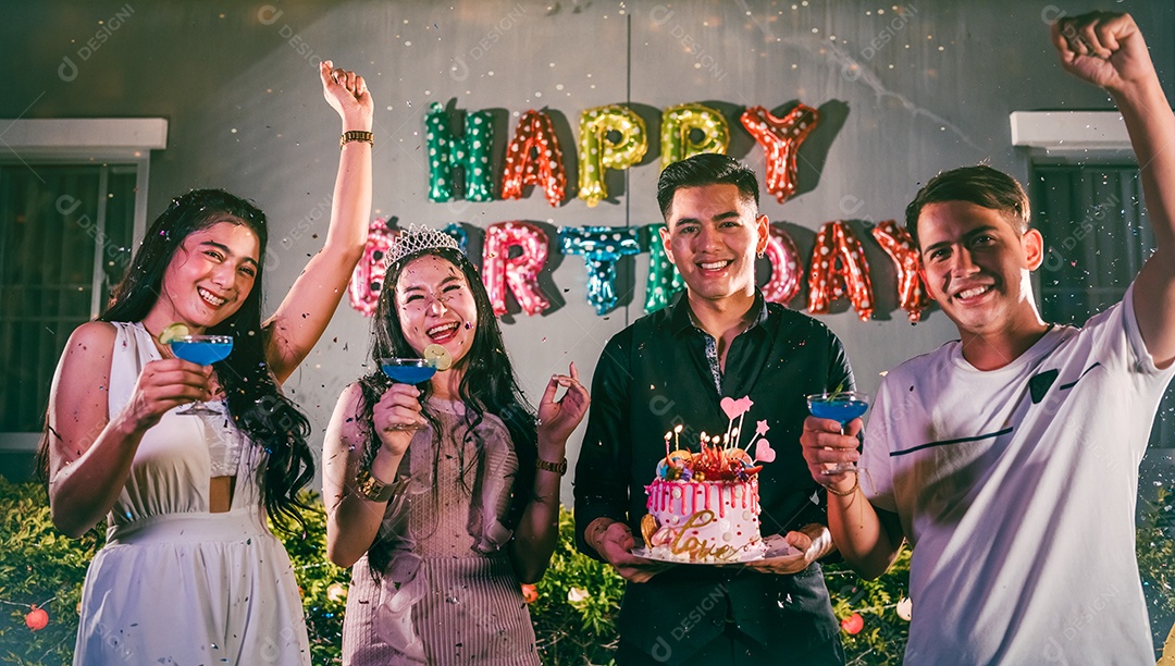 Amigos asiáticos se divertindo na festa de aniversário ao ar livre na boate.