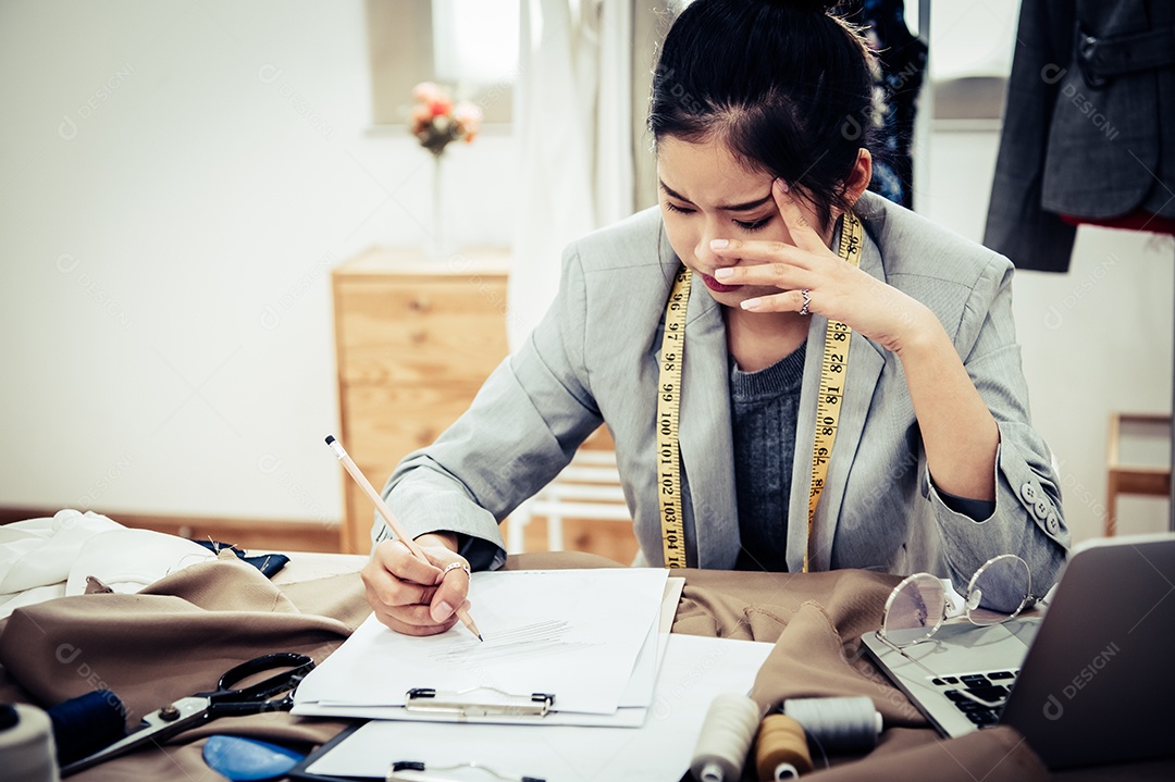 O designer de moda asiática de negócios não tem ideia ao projetar.