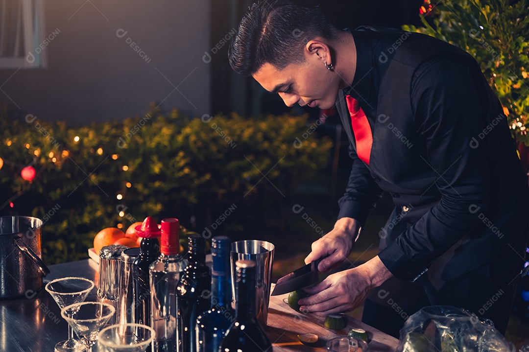 Barman profissional preparando coquetel de limonada de limão fresco.