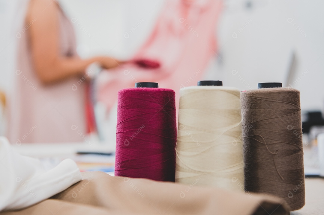 Close-up da linha colorida com fundo do desenhador de moda.