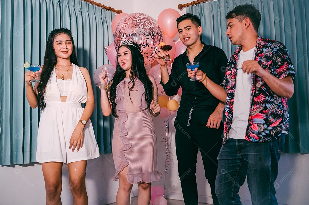 Amigos felizes dançando e se divertindo na festa de ano novo na boate.