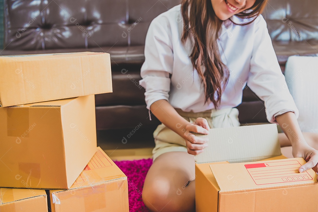 Armazém de distribuição de PME de startup de empresa de negócios asiáticos com caixa de correio de encomendas.