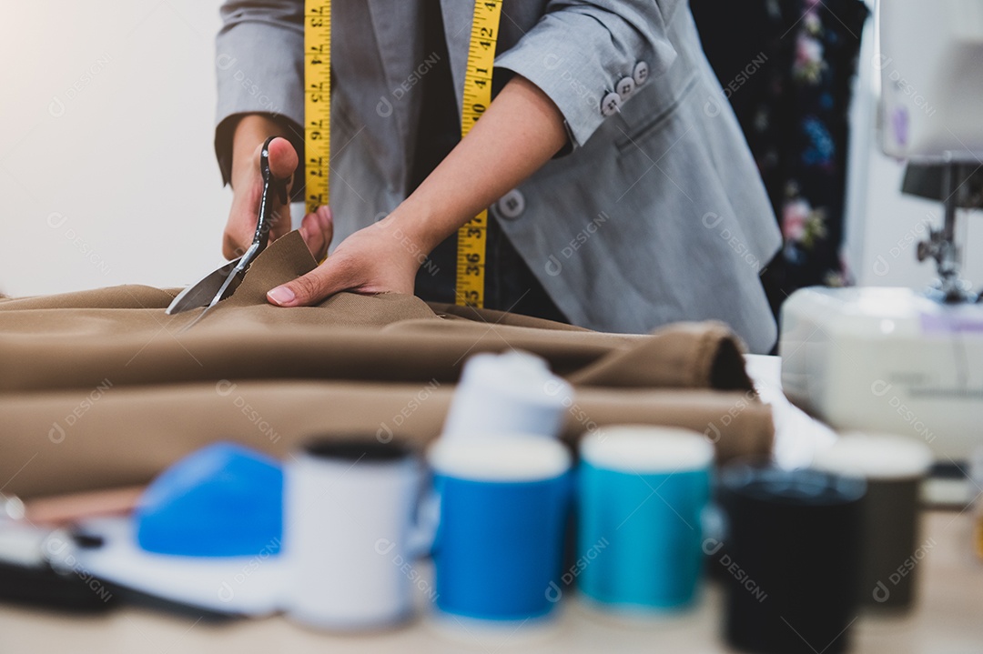 Tecido de vestido de corte de costureira na linha de esboço com primeiro plano de segmento colorido.