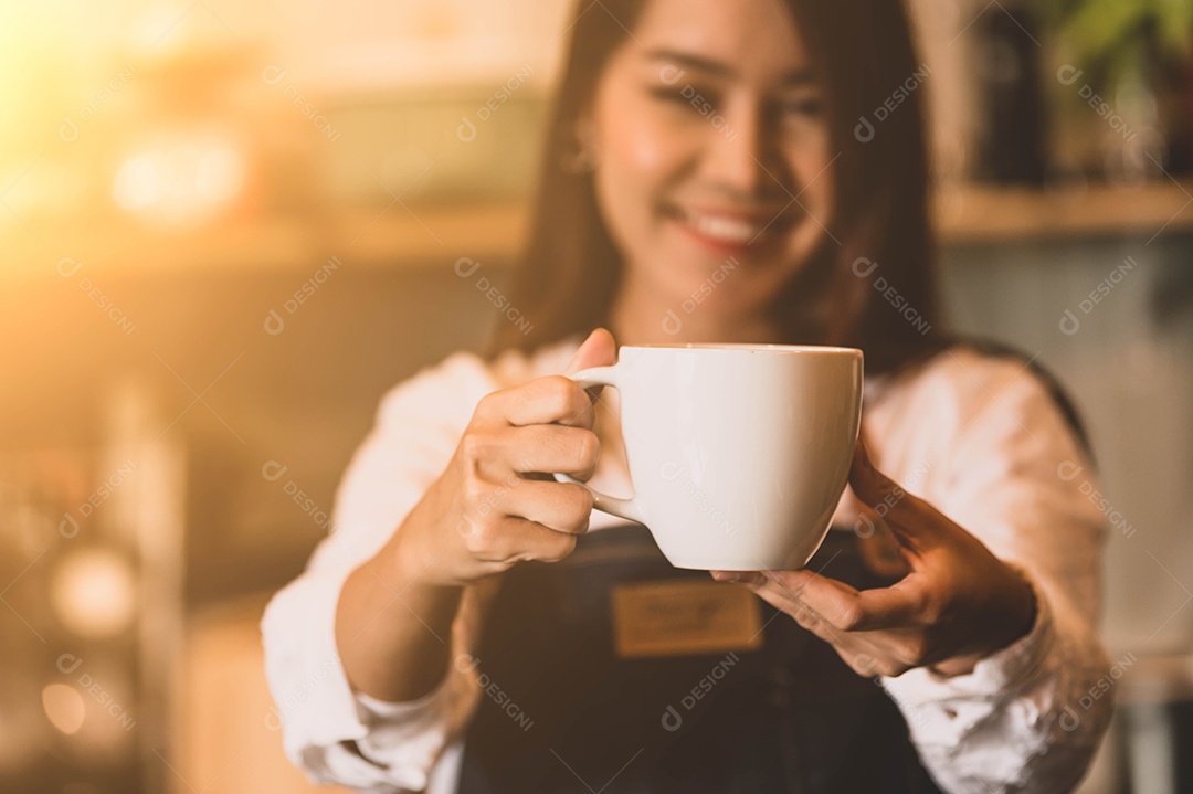 Close-up da xícara de café branco com fundo barista linda mulher asiática para servir ao cliente. Trabalho e ocupação. Comida e bebida. Cafetaria e Café. Propriedade de negócios e restaurantes.