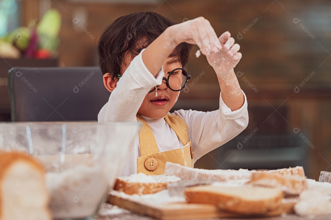 Estilos de vida de pessoas e família. Conceito de comida e ingredientes caseiros. Fazendo bolo e biscoitos.