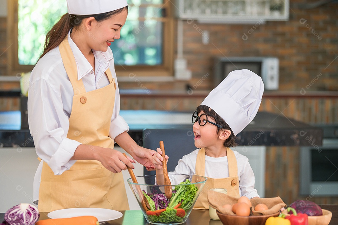 Feliz linda mulher asiática e menino bonitinho com óculos.